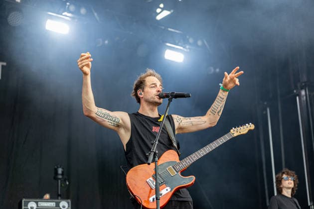 Green Juice Festival 2026 - HEISSKALT Mathias BLOECH (Gesang, Gitarre) - Die Stuttgarter Alternative Rock Band Heisskalt beim Open Air Live Auftritt auf der Mainstage beim Green Juice Festival im Park Neu-Vilich in Bonn Bonn Neu-Vilich Nordrhein-Westfalen Deutschland Copyright: xMarcxJohnx
