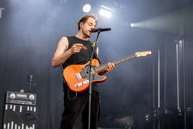 Green Juice Festival 2026 - HEISSKALT Mathias BLOECH (Gesang, Gitarre) - Die Stuttgarter Alternative Rock Band Heisskalt beim Open Air Live Auftritt auf der Mainstage beim Green Juice Festival im Park Neu-Vilich in Bonn Bonn Neu-Vilich Nordrhein-Westfalen Deutschland Copyright: xMarcxJohnx