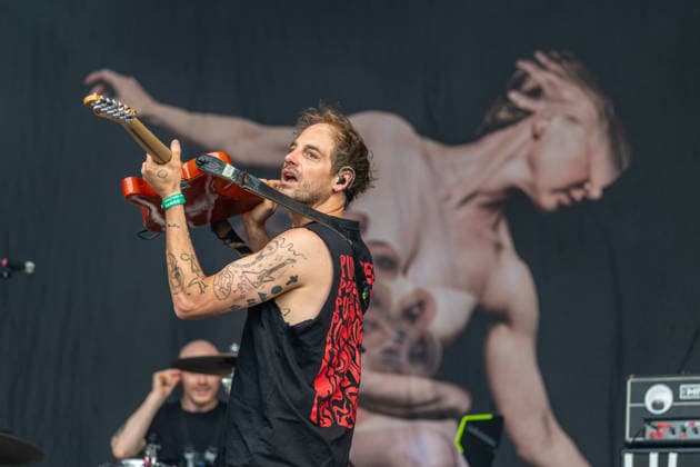Green Juice Festival 2026 - HEISSKALT Mathias BLOECH (Gesang, Gitarre) - Die Stuttgarter Alternative Rock Band Heisskalt beim Open Air Live Auftritt auf der Mainstage beim Green Juice Festival im Park Neu-Vilich in Bonn Bonn Neu-Vilich Nordrhein-Westfalen Deutschland Copyright: xMarcxJohnx