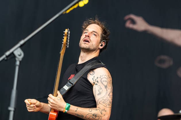 Green Juice Festival 2026 - HEISSKALT Mathias BLOECH (Gesang, Gitarre) - Die Stuttgarter Alternative Rock Band Heisskalt beim Open Air Live Auftritt auf der Mainstage beim Green Juice Festival im Park Neu-Vilich in Bonn Bonn Neu-Vilich Nordrhein-Westfalen Deutschland Copyright: xMarcxJohnx