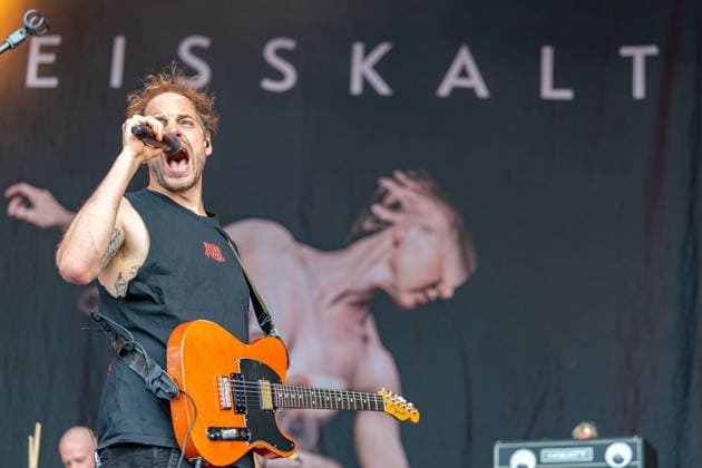 Green Juice Festival 2026 - HEISSKALT Mathias BLOECH (Gesang, Gitarre) - Die Stuttgarter Alternative Rock Band Heisskalt beim Open Air Live Auftritt auf der Mainstage beim Green Juice Festival im Park Neu-Vilich in Bonn Bonn Neu-Vilich Nordrhein-Westfalen Deutschland Copyright: xMarcxJohnx