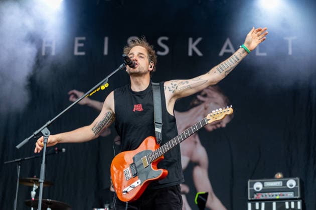 Green Juice Festival 2026 - HEISSKALT Mathias BLOECH (Gesang, Gitarre) - Mathias BLOECH (Gesang, Gitarre) - Die Stuttgarter Alternative Rock Band Heisskalt beim Open Air Live Auftritt auf der Mainstage beim Green Juice Festival im Park Neu-Vilich in Bonn Bonn Neu-Vilich Nordrhein-Westfalen Deutschland Copyright: xMarcxJohnx