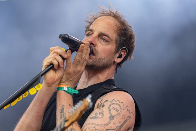 Green Juice Festival 2026 - HEISSKALT Mathias BLOECH (Gesang, Gitarre) - Die Stuttgarter Alternative Rock Band Heisskalt beim Open Air Live Auftritt auf der Mainstage beim Green Juice Festival im Park Neu-Vilich in Bonn Bonn Neu-Vilich Nordrhein-Westfalen Deutschland Copyright: xMarcxJohnx