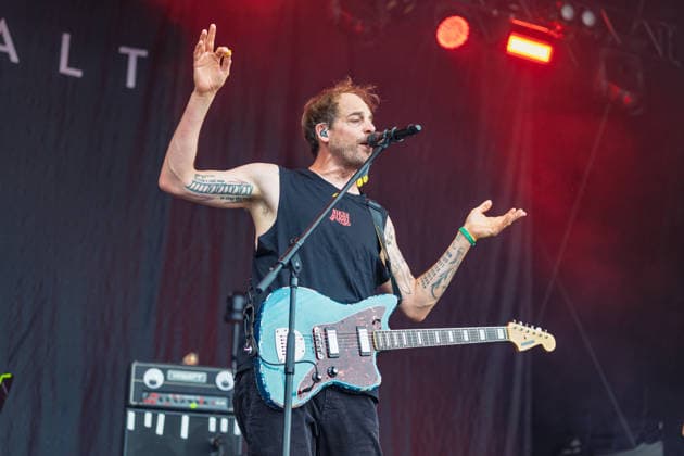 Green Juice Festival 2026 - HEISSKALT Mathias BLOECH (Gesang, Gitarre) - Die Stuttgarter Alternative Rock Band Heisskalt beim Open Air Live Auftritt auf der Mainstage beim Green Juice Festival im Park Neu-Vilich in Bonn Bonn Neu-Vilich Nordrhein-Westfalen Deutschland Copyright: xMarcxJohnx