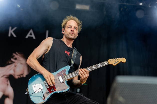 Green Juice Festival 2026 - HEISSKALT Mathias BLOECH (Gesang, Gitarre) - Die Stuttgarter Alternative Rock Band Heisskalt beim Open Air Live Auftritt auf der Mainstage beim Green Juice Festival im Park Neu-Vilich in Bonn Bonn Neu-Vilich Nordrhein-Westfalen Deutschland Copyright: xMarcxJohnx