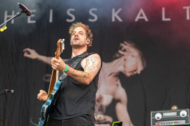 Green Juice Festival 2026 - HEISSKALT Mathias BLOECH (Gesang, Gitarre) - Die Stuttgarter Alternative Rock Band Heisskalt beim Open Air Live Auftritt auf der Mainstage beim Green Juice Festival im Park Neu-Vilich in Bonn Bonn Neu-Vilich Nordrhein-Westfalen Deutschland Copyright: xMarcxJohnx