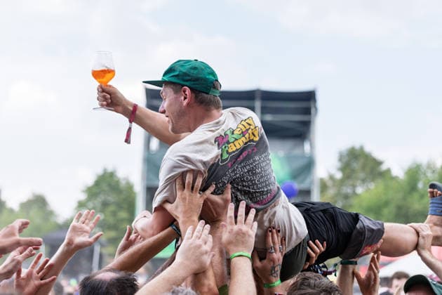 Entertainment Bilder des Tages Green Juice Festival 2026 - HEISSKALT Die Stuttgarter Alternative Rock Band Heisskalt beim Open Air Live Auftritt auf der Mainstage beim Green Juice Festival im Park Neu-Vilich in Bonn Bonn Neu-Vilich Nordrhein-Westfalen Deutschland Copyright: xMarcxJohnx