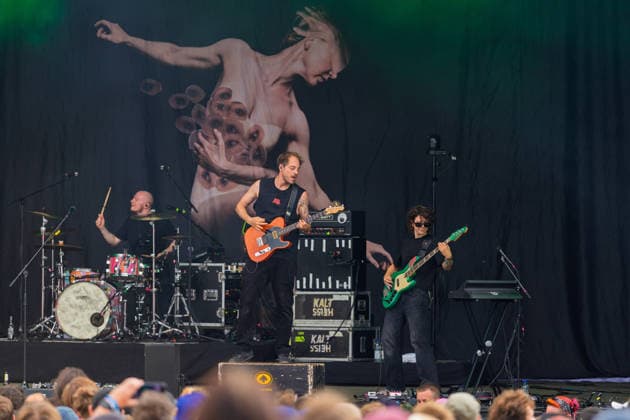 Green Juice Festival 2026 - HEISSKALT Mathias BLOECH (Gesang, Gitarre) - Die Stuttgarter Alternative Rock Band Heisskalt beim Open Air Live Auftritt auf der Mainstage beim Green Juice Festival im Park Neu-Vilich in Bonn Bonn Neu-Vilich Nordrhein-Westfalen Deutschland Copyright: xMarcxJohnx