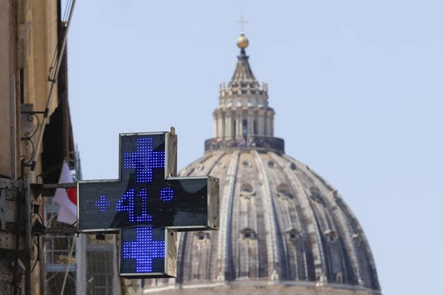 News Bilder des Tages Fourth heatwave in Italy ROME, ITALY, JULY 31: A signboard of a pharmacy displays the temperature as St. PeterÕs Dome is seen in background, in Rome, Italy, on July 31, 2026. The fourth heatwave driven by an African anticyclone has hit Italy, with the Health Ministry placing 11 cities under its highest heat alert and expected to add more in the coming days, as temperatures are forecast to exceed 40 degrees Celsius. Riccardo De Luca Anadolu Rome Italy. Editorial use only. Please get in touch for any other usage.  Copyright: x2026xAnadoluxRiccardoxDexLucax