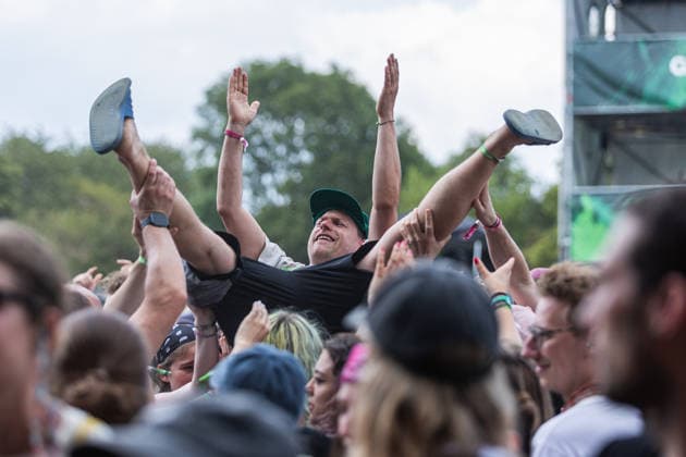 Green Juice Festival Bonn, 31.7.2026 Crowdsurfer bei Heisskalt -- Das Green Juice Festival in Bonn feiert 2026 seinen 18. Geburtstag. Vom kleinen Privatkonzert hat es sich inzwischen zu einer festen Größe im Bonner Veranstaltungskalender gemausert. Das Festival findet an zwei Tagen im Park von Bonn-Beuel-Vilich statt. Es gibt eine große Bühne, den 1Live-Sektor-Bus und eine Newcomer-Stage. Bonn Park Neu-Vilich NRW Deutschland Copyright: xSebastianxDerixx