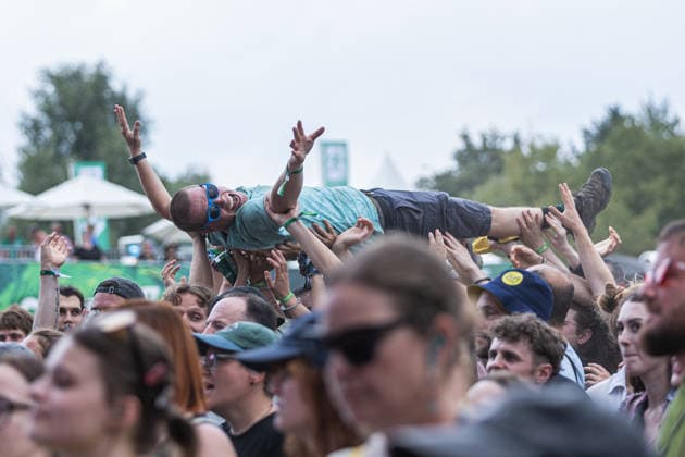 Green Juice Festival Bonn, 31.7.2026 Crowdsurfer bei Heisskalt -- Das Green Juice Festival in Bonn feiert 2026 seinen 18. Geburtstag. Vom kleinen Privatkonzert hat es sich inzwischen zu einer festen Größe im Bonner Veranstaltungskalender gemausert. Das Festival findet an zwei Tagen im Park von Bonn-Beuel-Vilich statt. Es gibt eine große Bühne, den 1Live-Sektor-Bus und eine Newcomer-Stage. Bonn Park Neu-Vilich NRW Deutschland Copyright: xSebastianxDerixx