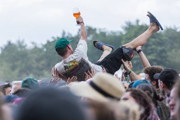 Green Juice Festival Bonn, 31.7.2026 Crowdsurfer mit Aperölchen bei Heisskalt -- Das Green Juice Festival in Bonn feiert 2026 seinen 18. Geburtstag. Vom kleinen Privatkonzert hat es sich inzwischen zu einer festen Größe im Bonner Veranstaltungskalender gemausert. Das Festival findet an zwei Tagen im Park von Bonn-Beuel-Vilich statt. Es gibt eine große Bühne, den 1Live-Sektor-Bus und eine Newcomer-Stage. Bonn Park Neu-Vilich NRW Deutschland Copyright: xSebastianxDerixx