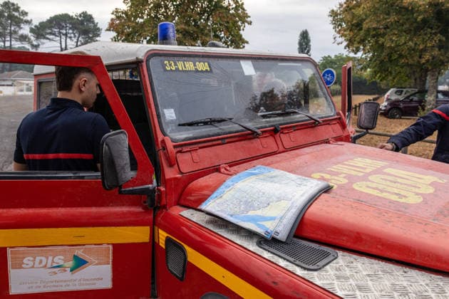 Welfare Patrols Near Gironde Wildfire Frontlines - Lege Firefighters from the SDIS 33 assisted by French Red Cross (Croix Rouge Française) volunteers carry out welfare patrols and provide humanitarian support to civilians and emergency personnel near the wildfire frontlines between Lege-Cap-Ferret and Le Porge, in France, on July 31, 2026. Photo by Margot Le Gonidec ABACAPRESS.COM Lege France  Copyright: xLexGonidecxMargot ABACAx