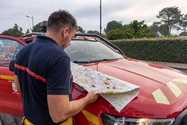 Welfare Patrols Near Gironde Wildfire Frontlines - Lege Firefighters from the SDIS 33 assisted by French Red Cross (Croix Rouge Française) volunteers carry out welfare patrols and provide humanitarian support to civilians and emergency personnel near the wildfire frontlines between Lege-Cap-Ferret and Le Porge, in France, on July 31, 2026. Photo by Margot Le Gonidec ABACAPRESS.COM Lege France  Copyright: xLexGonidecxMargot ABACAx