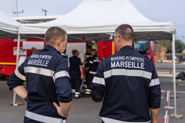 Welfare Patrols Near Gironde Wildfire Frontlines - Lege Firefighters from the SDIS 33 assisted by French Red Cross (Croix Rouge Française) volunteers carry out welfare patrols and provide humanitarian support to civilians and emergency personnel near the wildfire frontlines between Lege-Cap-Ferret and Le Porge, in France, on July 31, 2026. Photo by Margot Le Gonidec ABACAPRESS.COM Lege France  Copyright: xLexGonidecxMargot ABACAx