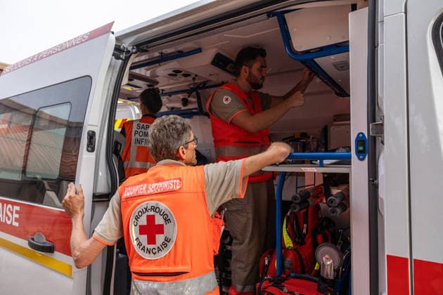 Welfare Patrols Near Gironde Wildfire Frontlines - Lege Firefighters from the SDIS 33 assisted by French Red Cross (Croix Rouge Française) volunteers carry out welfare patrols and provide humanitarian support to civilians and emergency personnel near the wildfire frontlines between Lege-Cap-Ferret and Le Porge, in France, on July 31, 2026. Photo by Margot Le Gonidec ABACAPRESS.COM Lege France  Copyright: xLexGonidecxMargot ABACAx