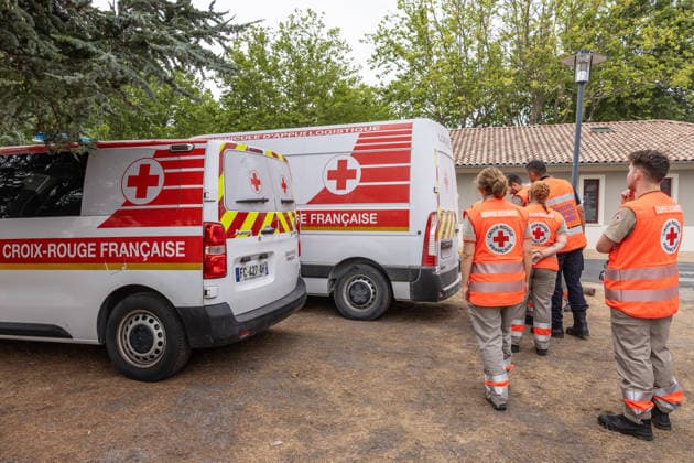 Welfare Patrols Near Gironde Wildfire Frontlines - Lege Firefighters from the SDIS 33 assisted by French Red Cross (Croix Rouge Française) volunteers carry out welfare patrols and provide humanitarian support to civilians and emergency personnel near the wildfire frontlines between Lege-Cap-Ferret and Le Porge, in France, on July 31, 2026. Photo by Margot Le Gonidec ABACAPRESS.COM Lege France  Copyright: xLexGonidecxMargot ABACAx