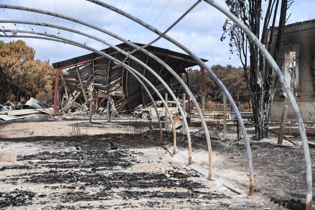 Fire in the Gironde region near Saumos: The town of Le Porge PHOTOPQR SUD OUEST Photo by Fabien Cottereau Le Porge, July 31, 2026 Fire in the Gironde region near Saumos: Avenue du Bassin d’Arcachon, between the town of Le Porge and Lège-Cap-Ferret, and the municipality of Lège-Cap-Ferret, the scene is apocalyptic—it feels like Oradour-sur-Glane. Le Porge, July 31, 2026 Saumos fire in Gironde The Avenue du Bassin d’Arcachon—between the town of Le Porge and Lège-Cap-Ferret—and the municipality of Lège-Cap-Ferret present an apocalyptic landscape Le Porge 20 Gironde France  Copyright: xPHOTOPQR SUDxOUEST MAXPPPxPhotoxFabienxCottereaux 20260731SDO1415 20260731SDO1415