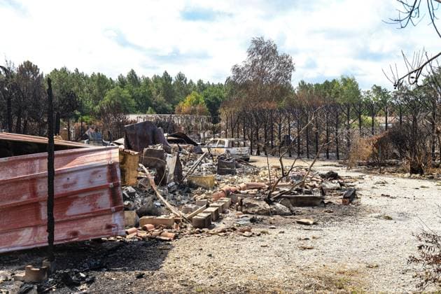 Fire in the Gironde region near Saumos: The town of Le Porge PHOTOPQR SUD OUEST Photo by Fabien Cottereau Le Porge, July 31, 2026 Fire in the Gironde region near Saumos: Avenue du Bassin d’Arcachon, between the town of Le Porge and Lège-Cap-Ferret, and the municipality of Lège-Cap-Ferret, the scene is apocalyptic—it feels like Oradour-sur-Glane. Le Porge, July 31, 2026 Saumos fire in Gironde The Avenue du Bassin d’Arcachon—between the town of Le Porge and Lège-Cap-Ferret—and the municipality of Lège-Cap-Ferret present an apocalyptic landscape Le Porge 20 Gironde France  Copyright: xPHOTOPQR SUDxOUEST MAXPPPxPhotoxFabienxCottereaux 20260731SDO1404 20260731SDO1418