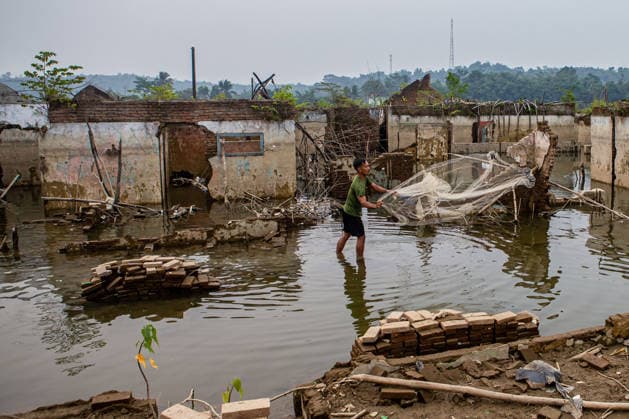 July 31, 2026, Lebak Regency, Banten, Indonesia: A man casts a fishing net as he walks through the ruins of Somang village, which has re-emerged as water levels recede during the dry season, amid forecasts that El Nio±o may contribute to drier-than-normal conditions, at Karian Reservoir in Sajira district, Lebak Regency, Banten province, Indonesia, July 31, 2026. Lebak Regency Indonesia - ZUMAp283 20260731_zip_p283_018 Copyright: xClaudioxPramanax