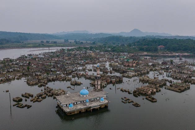July 31, 2026, Lebak Regency, Banten, Indonesia: An aerial view shows the ruins of Somang village, which have re-emerged as water levels recede during the dry season, amid forecasts that El Nio±o may contribute to drier-than-normal conditions, at Karian Reservoir in Sajira district, Lebak Regency, Banten province, Indonesia, July 31, 2026. Lebak Regency Indonesia - ZUMAp283 20260731_zip_p283_025 Copyright: xClaudioxPramanax
