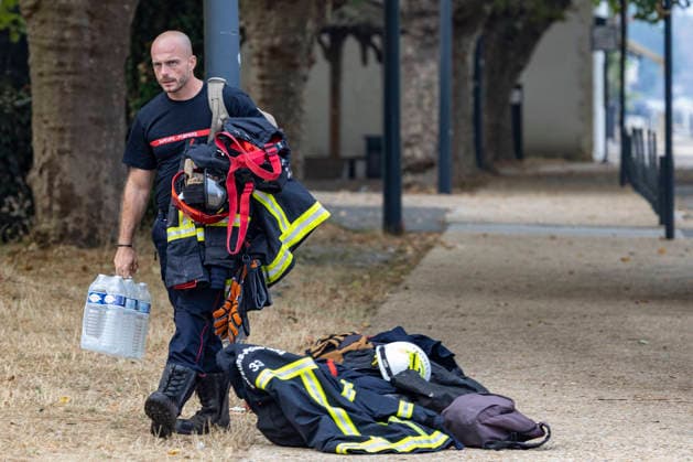 Welfare Patrols Near Gironde Wildfire Frontlines - Lege Firefighters from the SDIS 33 assisted by French Red Cross (Croix Rouge Française) volunteers carry out welfare patrols and provide humanitarian support to civilians and emergency personnel near the wildfire frontlines between Lege-Cap-Ferret and Le Porge, France, on July 31, 2026. Photo by Margot Le Gonidec ABACAPRESS.COM Lege France  Copyright: xLexGonidecxMargot ABACAx