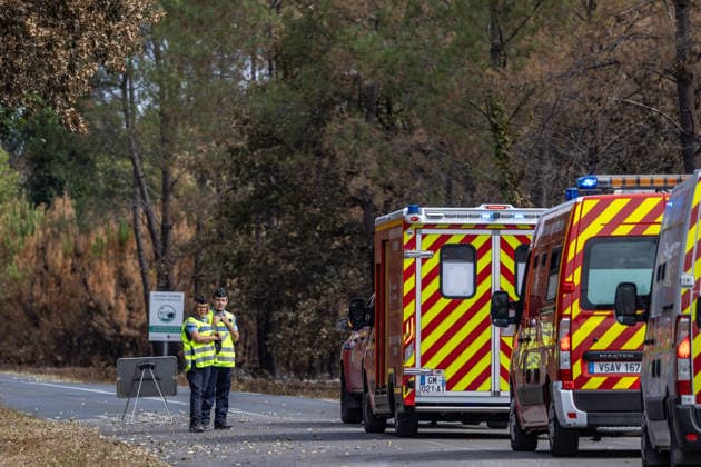 Welfare Patrols Near Gironde Wildfire Frontlines - Lege Firefighters from the SDIS 33 assisted by French Red Cross (Croix Rouge Française) volunteers carry out welfare patrols and provide humanitarian support to civilians and emergency personnel near the wildfire frontlines between Lege-Cap-Ferret and Le Porge, France, on July 31, 2026. Photo by Margot Le Gonidec ABACAPRESS.COM Lege France  Copyright: xLexGonidecxMargot ABACAx