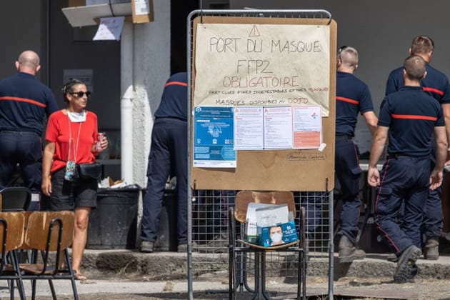Welfare Patrols Near Gironde Wildfire Frontlines - Lege Firefighters from the SDIS 33 assisted by French Red Cross (Croix Rouge Française) volunteers carry out welfare patrols and provide humanitarian support to civilians and emergency personnel near the wildfire frontlines between Lege-Cap-Ferret and Le Porge, France, on July 31, 2026. Photo by Margot Le Gonidec ABACAPRESS.COM Lege France  Copyright: xLexGonidecxMargot ABACAx