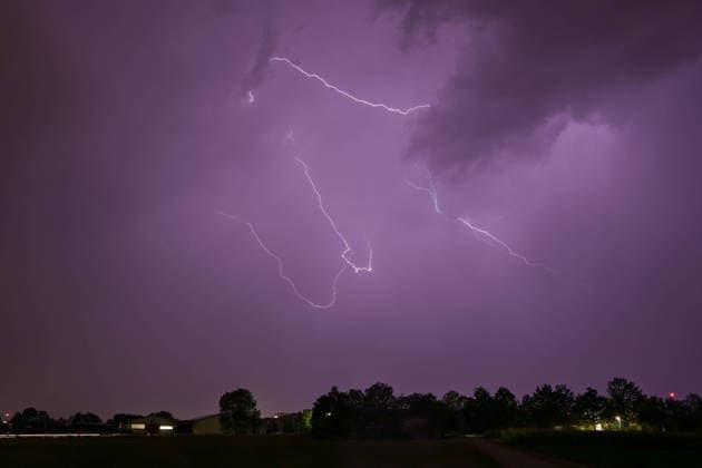 Blitze zucken über Stuttgart, Blitze zucken am Nachthimmel über Stuttgart. Stuttgart Baden-Württemberg Deutschland Stuttgart