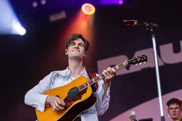 Green Juice Festival Bonn, 31.7.2026 Mathis Schröder von Raum27 -- Das Green Juice Festival in Bonn feiert 2026 seinen 18. Geburtstag. Vom kleinen Privatkonzert hat es sich inzwischen zu einer festen Größe im Bonner Veranstaltungskalender gemausert. Das Festival findet an zwei Tagen im Park von Bonn-Beuel-Vilich statt. Es gibt eine große Bühne, den 1Live-Sektor-Bus und eine Newcomer-Stage. Bonn Park Neu-Vilich NRW Deutschland Copyright: xSebastianxDerixx