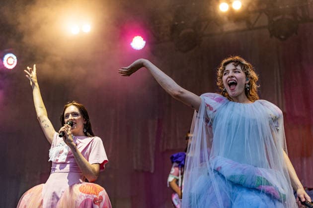 Green Juice Festival Bonn, 31.7.2026 Blond - Nina und Lotta Kummer -- Das Green Juice Festival in Bonn feiert 2026 seinen 18. Geburtstag. Vom kleinen Privatkonzert hat es sich inzwischen zu einer festen Größe im Bonner Veranstaltungskalender gemausert. Das Festival findet an zwei Tagen im Park von Bonn-Beuel-Vilich statt. Es gibt eine große Bühne, den 1Live-Sektor-Bus und eine Newcomer-Stage. Bonn Park Neu-Vilich NRW Deutschland Copyright: xSebastianxDerixx
