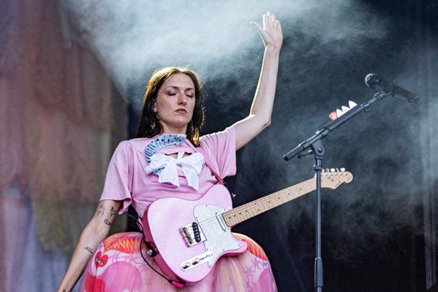 Green Juice Festival Bonn, 31.7.2026 Nina Kummer von Blond -- Das Green Juice Festival in Bonn feiert 2026 seinen 18. Geburtstag. Vom kleinen Privatkonzert hat es sich inzwischen zu einer festen Größe im Bonner Veranstaltungskalender gemausert. Das Festival findet an zwei Tagen im Park von Bonn-Beuel-Vilich statt. Es gibt eine große Bühne, den 1Live-Sektor-Bus und eine Newcomer-Stage. Bonn Park Neu-Vilich NRW Deutschland Copyright: xSebastianxDerixx