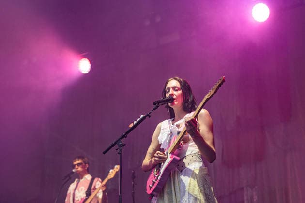 Green Juice Festival Bonn, 31.7.2026 Nina Kummer von Blond -- Das Green Juice Festival in Bonn feiert 2026 seinen 18. Geburtstag. Vom kleinen Privatkonzert hat es sich inzwischen zu einer festen Größe im Bonner Veranstaltungskalender gemausert. Das Festival findet an zwei Tagen im Park von Bonn-Beuel-Vilich statt. Es gibt eine große Bühne, den 1Live-Sektor-Bus und eine Newcomer-Stage. Bonn Park Neu-Vilich NRW Deutschland Copyright: xSebastianxDerixx