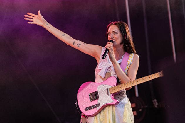Green Juice Festival Bonn, 31.7.2026 Nina Kummer von Blond -- Das Green Juice Festival in Bonn feiert 2026 seinen 18. Geburtstag. Vom kleinen Privatkonzert hat es sich inzwischen zu einer festen Größe im Bonner Veranstaltungskalender gemausert. Das Festival findet an zwei Tagen im Park von Bonn-Beuel-Vilich statt. Es gibt eine große Bühne, den 1Live-Sektor-Bus und eine Newcomer-Stage. Bonn Park Neu-Vilich NRW Deutschland Copyright: xSebastianxDerixx