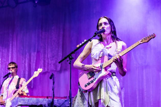 Green Juice Festival Bonn, 31.7.2026 Nina Kummer von Blond -- Das Green Juice Festival in Bonn feiert 2026 seinen 18. Geburtstag. Vom kleinen Privatkonzert hat es sich inzwischen zu einer festen Größe im Bonner Veranstaltungskalender gemausert. Das Festival findet an zwei Tagen im Park von Bonn-Beuel-Vilich statt. Es gibt eine große Bühne, den 1Live-Sektor-Bus und eine Newcomer-Stage. Bonn Park Neu-Vilich NRW Deutschland Copyright: xSebastianxDerixx