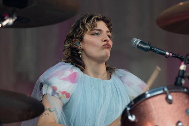 Green Juice Festival 2026 - BLOND Lotta KUMMER (Schlagzeug, Gesang) - Die Chemnitzer Indie-Pop Band Blond beim Open Air Live Auftritt auf der Mainstage beim Green Juice Festival im Park Neu-Vilich in Bonn Bonn Neu-Vilich Nordrhein-Westfalen Deutschland Copyright: xMarcxJohnx