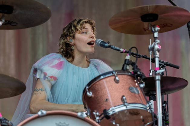 Green Juice Festival 2026 - BLOND Lotta KUMMER (Schlagzeug, Gesang) - Die Chemnitzer Indie-Pop Band Blond beim Open Air Live Auftritt auf der Mainstage beim Green Juice Festival im Park Neu-Vilich in Bonn Bonn Neu-Vilich Nordrhein-Westfalen Deutschland Copyright: xMarcxJohnx