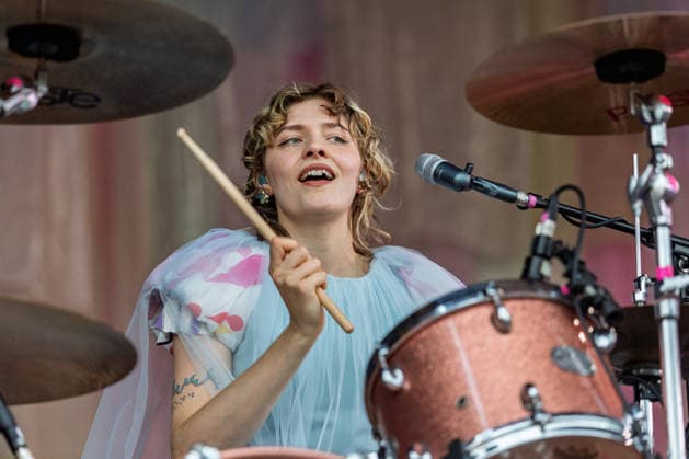 Green Juice Festival 2026 - BLOND Lotta KUMMER (Schlagzeug, Gesang) - Die Chemnitzer Indie-Pop Band Blond beim Open Air Live Auftritt auf der Mainstage beim Green Juice Festival im Park Neu-Vilich in Bonn Bonn Neu-Vilich Nordrhein-Westfalen Deutschland Copyright: xMarcxJohnx