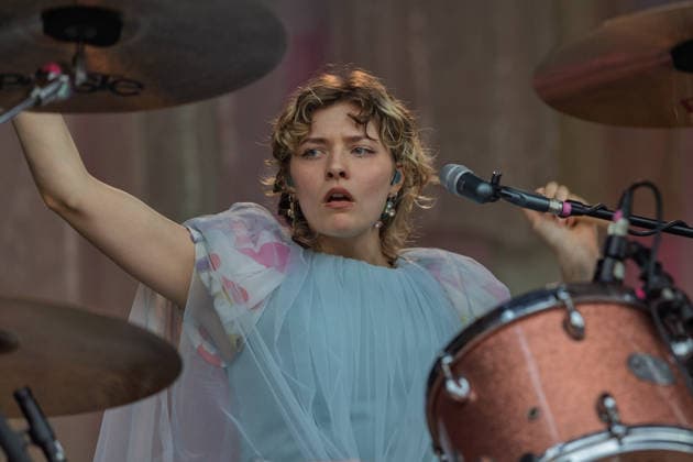 Green Juice Festival 2026 - BLOND Lotta KUMMER (Schlagzeug, Gesang) - Die Chemnitzer Indie-Pop Band Blond beim Open Air Live Auftritt auf der Mainstage beim Green Juice Festival im Park Neu-Vilich in Bonn Bonn Neu-Vilich Nordrhein-Westfalen Deutschland Copyright: xMarcxJohnx