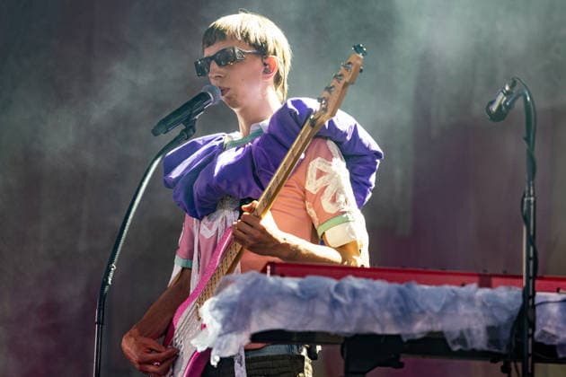 Green Juice Festival 2026 - BLOND Johann BONITZ (Bass, Synthesizer, Gesang) - Die Chemnitzer Indie-Pop Band Blond beim Open Air Live Auftritt auf der Mainstage beim Green Juice Festival im Park Neu-Vilich in Bonn Bonn Neu-Vilich Nordrhein-Westfalen Deutschland Copyright: xMarcxJohnx