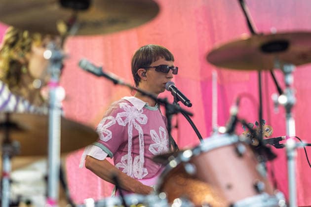 Green Juice Festival 2026 - BLOND Johann BONITZ (Bass, Synthesizer, Gesang) - Die Chemnitzer Indie-Pop Band Blond beim Open Air Live Auftritt auf der Mainstage beim Green Juice Festival im Park Neu-Vilich in Bonn Bonn Neu-Vilich Nordrhein-Westfalen Deutschland Copyright: xMarcxJohnx
