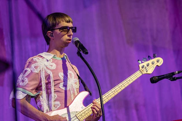 Green Juice Festival 2026 - BLOND Johann BONITZ (Bass, Synthesizer, Gesang) - Die Chemnitzer Indie-Pop Band Blond beim Open Air Live Auftritt auf der Mainstage beim Green Juice Festival im Park Neu-Vilich in Bonn Bonn Neu-Vilich Nordrhein-Westfalen Deutschland Copyright: xMarcxJohnx