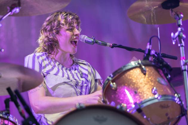 Green Juice Festival 2026 - BLOND Lotta KUMMER (Schlagzeug, Gesang) - Die Chemnitzer Indie-Pop Band Blond beim Open Air Live Auftritt auf der Mainstage beim Green Juice Festival im Park Neu-Vilich in Bonn Bonn Neu-Vilich Nordrhein-Westfalen Deutschland Copyright: xMarcxJohnx