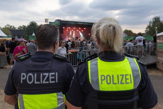 Green Juice Festival 2026 - BLOND Polizisten auf dem Festival Gelände - Die Chemnitzer Indie-Pop Band Blond beim Open Air Live Auftritt auf der Mainstage beim Green Juice Festival im Park Neu-Vilich in Bonn Bonn Neu-Vilich Nordrhein-Westfalen Deutschland Copyright: xMarcxJohnx