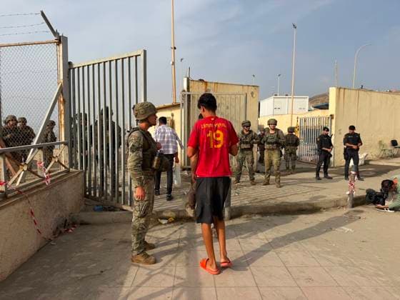 Migrants who crossed into Ceuta are returning to Morocco due to store closures to regain their strength and cross again. A steady trickle of people continues to leave Ceuta for Morocco at the Tarajal border as of August 1, 2026, in Ceuta, Spain. Migrants who managed to swim into Ceuta in recent days are voluntarily returning to the Moroccan side, to the town of Castillejos, due to the widespread closure of stores and businesses in the autonomous city and the difficulty in accessing food and water, with the intention of eating, regaining their strength, and trying again to cross into Spain. AUGUST 1, 2026 PIXELATED MIGRATION CRISIS Europa Press 01 08 2026 Ceuta Ceuta, Spain Copyright: xEuropaxPressx 7697903
