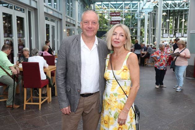 Autor Stefan Vögel mit Martina Ilg bei der Premiere der Komödie Bis dass der Tod, Komödie Winterhuder Fährhaus Hamburg. In dem Theaterstück geht um einen tollpatschigen Auftragskiller, der von verschiedenen Angehörigen einer Familie beauftragt wird, den jeweils anderen umzubringen. Der einzige Grund: dem Erben oder der Erbin winkt ein Millionenvermögen, Hamburg 31.7.2026