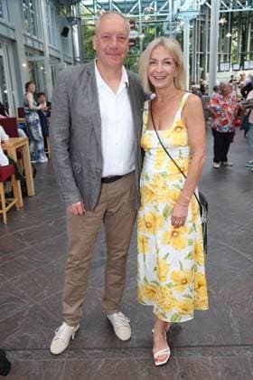 Autor Stefan Vögel mit Martina Ilg bei der Premiere der Komödie Bis dass der Tod, Komödie Winterhuder Fährhaus Hamburg. In dem Theaterstück geht um einen tollpatschigen Auftragskiller, der von verschiedenen Angehörigen einer Familie beauftragt wird, den jeweils anderen umzubringen. Der einzige Grund: dem Erben oder der Erbin winkt ein Millionenvermögen, Hamburg 31.7.2026