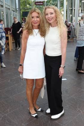 Pianistin Jasmin Böttger mit Solveig Saling bei der Premiere der Komödie Bis dass der Tod, Komödie Winterhuder Fährhaus Hamburg. In dem Theaterstück geht um einen tollpatschigen Auftragskiller, der von verschiedenen Angehörigen einer Familie beauftragt wird, den jeweils anderen umzubringen. Der einzige Grund: dem Erben oder der Erbin winkt ein Millionenvermögen, Hamburg 31.7.2026