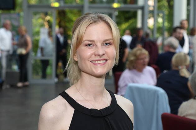 Schauspielerin Henrike Fehrs bei der Premiere der Komödie Bis dass der Tod, Komödie Winterhuder Fährhaus Hamburg. In dem Theaterstück geht um einen tollpatschigen Auftragskiller, der von verschiedenen Angehörigen einer Familie beauftragt wird, den jeweils anderen umzubringen. Der einzige Grund: dem Erben oder der Erbin winkt ein Millionenvermögen, Hamburg 31.7.2026