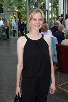 Schauspielerin Henrike Fehrs bei der Premiere der Komödie Bis dass der Tod, Komödie Winterhuder Fährhaus Hamburg. In dem Theaterstück geht um einen tollpatschigen Auftragskiller, der von verschiedenen Angehörigen einer Familie beauftragt wird, den jeweils anderen umzubringen. Der einzige Grund: dem Erben oder der Erbin winkt ein Millionenvermögen, Hamburg 31.7.2026